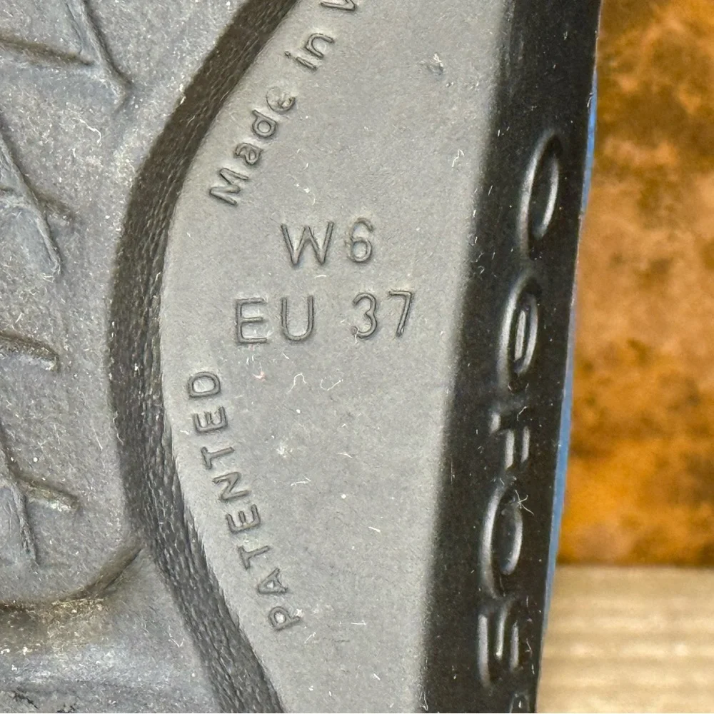 OOFOS flip flops - Picture 8 of 8